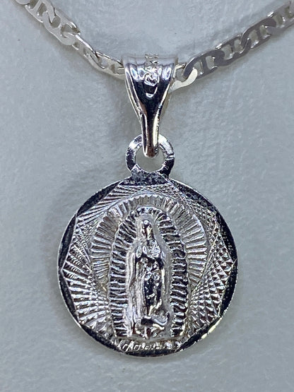 Detalle del rostro y manto de la Virgen en relieve repujado