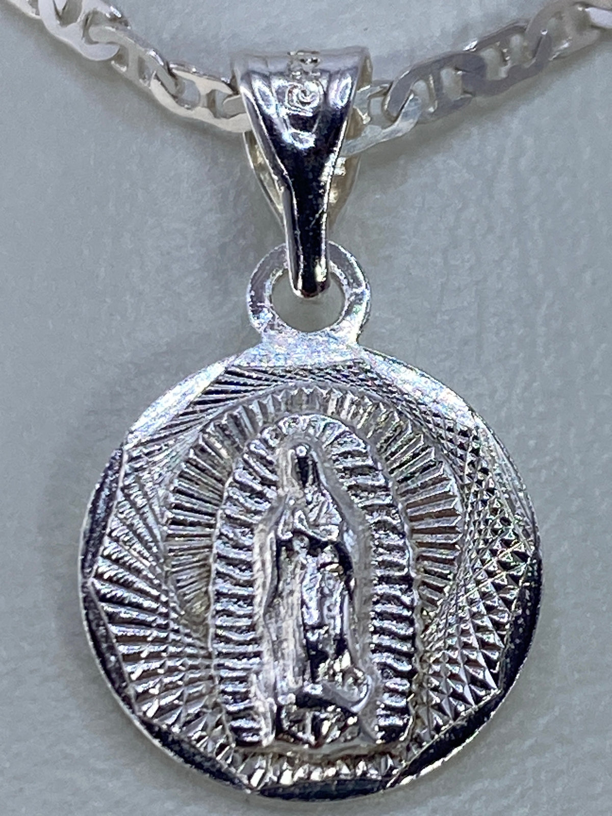 Dije de Guadalupe de 2.2 cm sobre fondo blanco