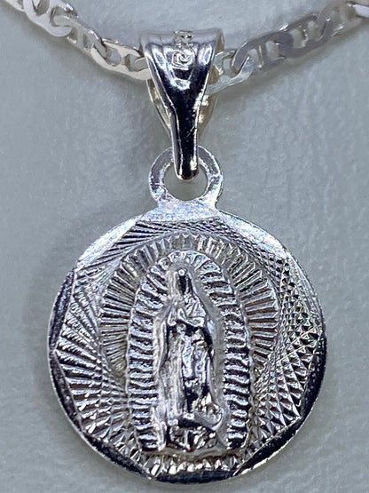 Dije de Guadalupe de 2.2 cm sobre fondo blanco