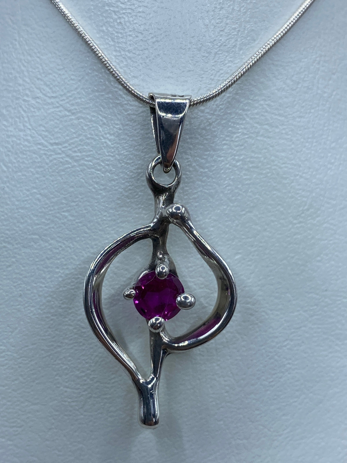 Dije de plata 925 con circonia rosa de 4 cm, diseño orgánico con curvas
