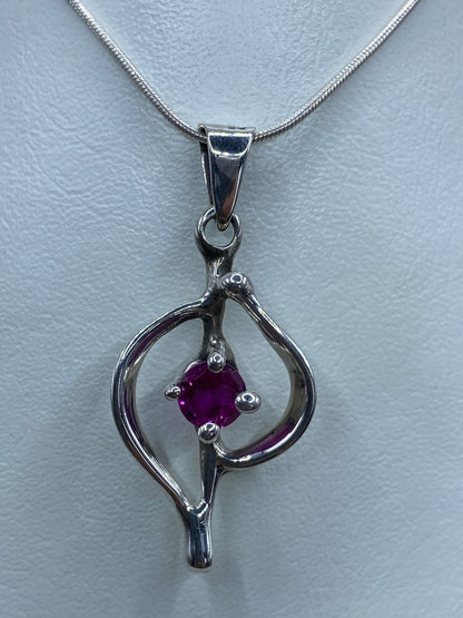 Dije de plata 925 con circonia rosa de 4 cm, diseño orgánico con curvas