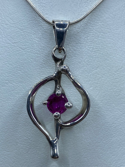 Detalle de la circonia rosa brillante engastada en plata de Taxco