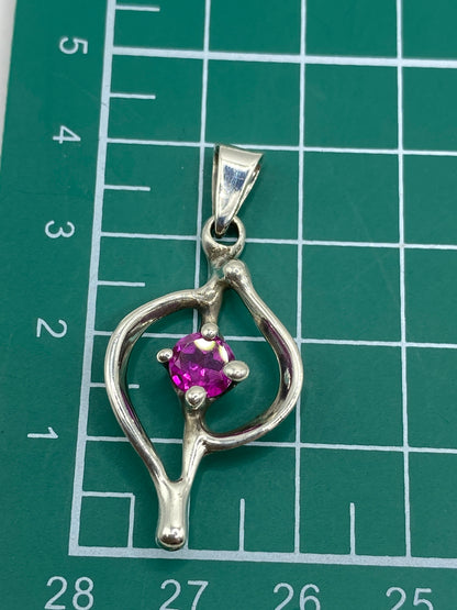 Dije con cadena de plata — escala comparativa del tamaño real de 4 cm