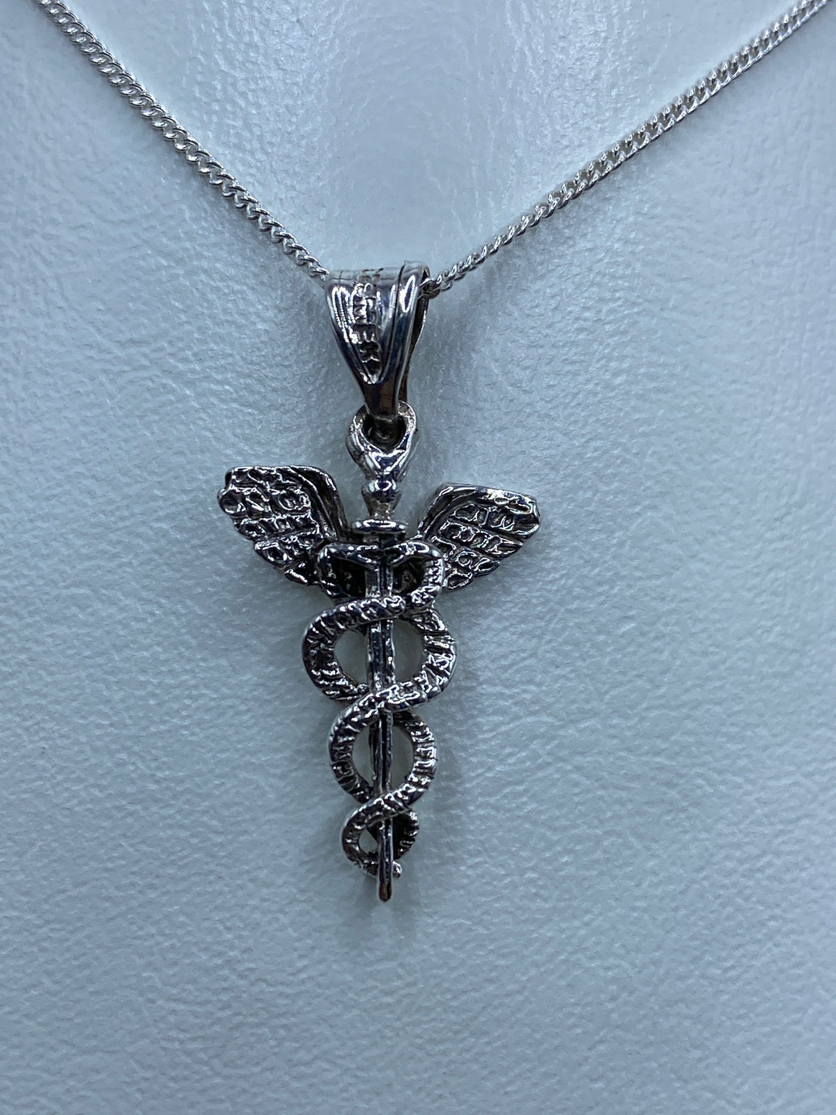 Dije caduceo de plata 925 en cadena curb, vista frontal