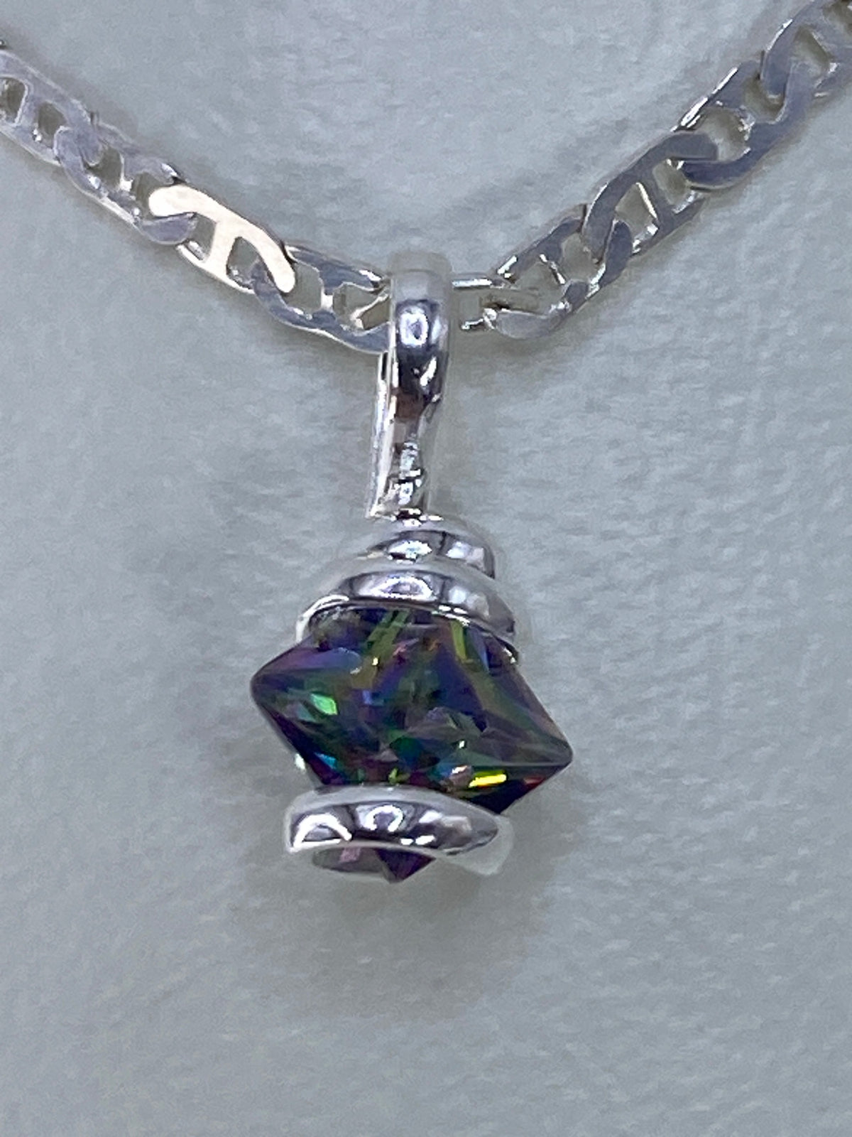 Dije de plata con circonia multicolor facetada colgando de cadena eslabonada