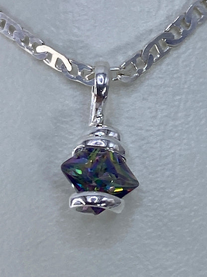 Dije de plata con circonia multicolor facetada colgando de cadena eslabonada