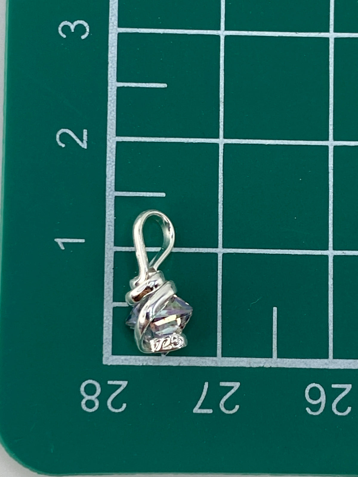 Dije sobre regla midiendo 1.3 cm de largo