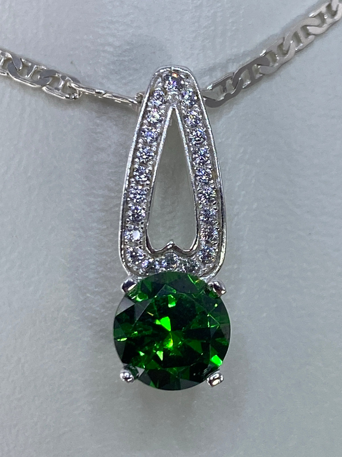 Dije de plata 925 con circonia verde y pavé de micro-circonia, colgado de una cadena