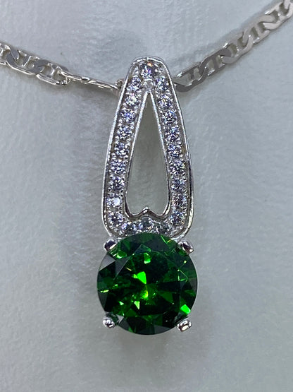 Dije de plata 925 con circonia verde y pavé de micro-circonia, colgado de una cadena