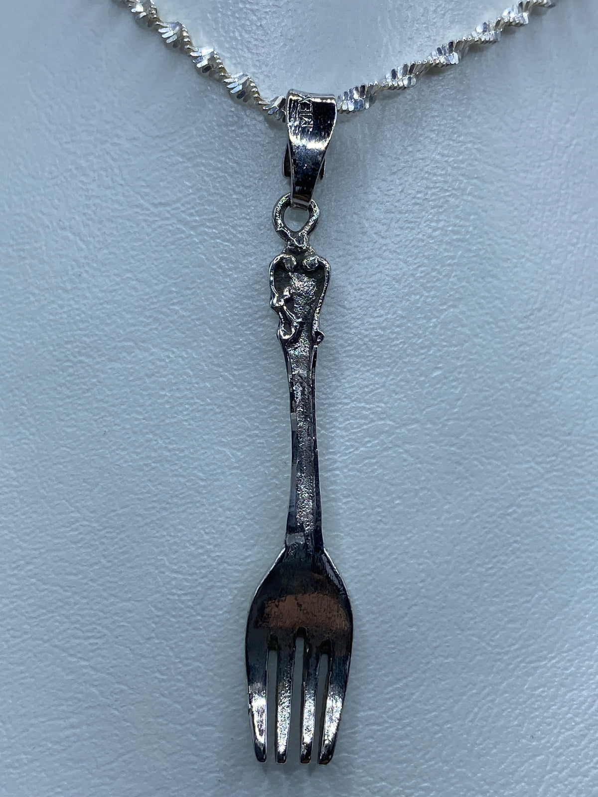 Dije de tenedor miniatura en plata 925 colgado de cadena plateada con eslabones