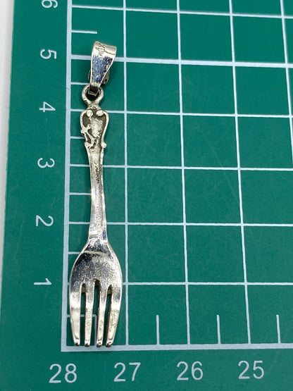 Escala del dije tenedor sobre regla — tamaño miniatura de 5.2 cm