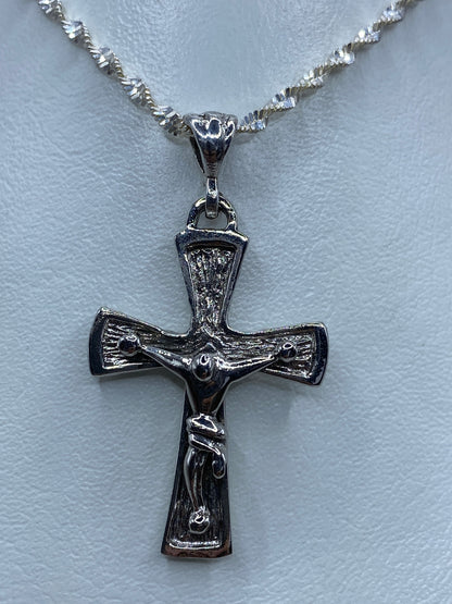 Dije cruz con Jesús crucificado en plata 925, tamaño 4 cm