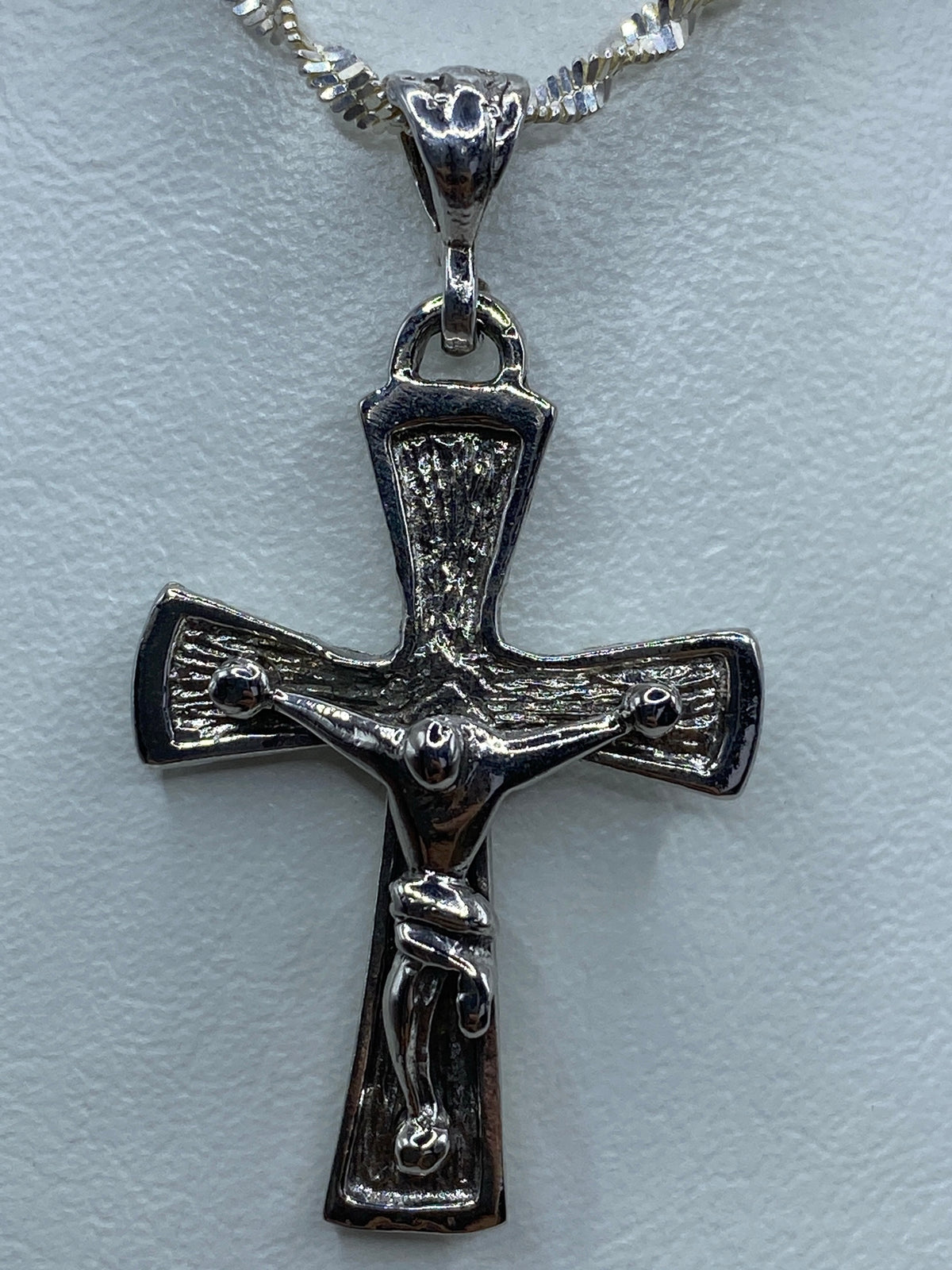 Detalle de la figura del Crucificado en plata con acabado pulido