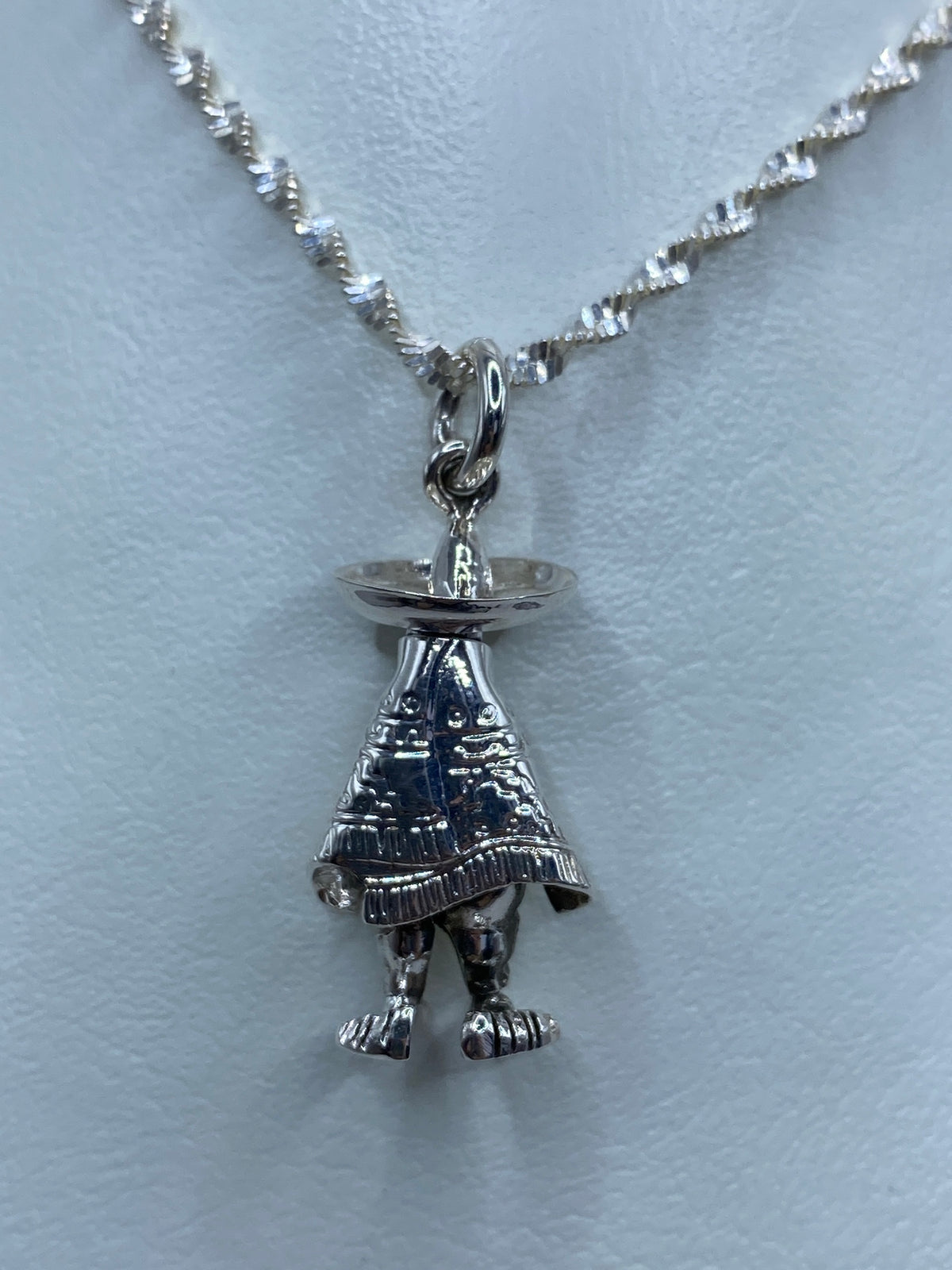 Dije prehispánico de plata 925 en forma de figura azteca con tocado decorativo