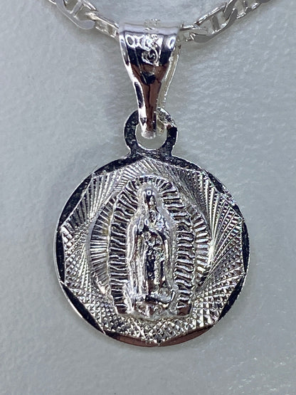 Detalle del repujado de la Guadalupana con el halo de rayos concéntricos