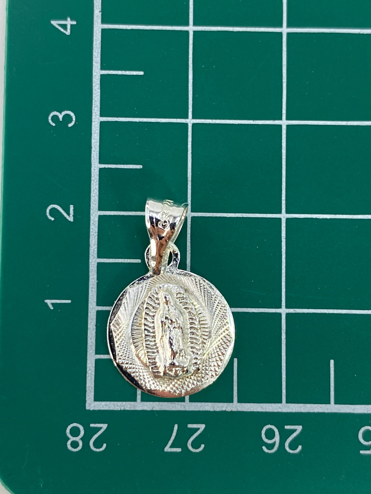 Reverso del dije mostrando el Quinto 925 estampado