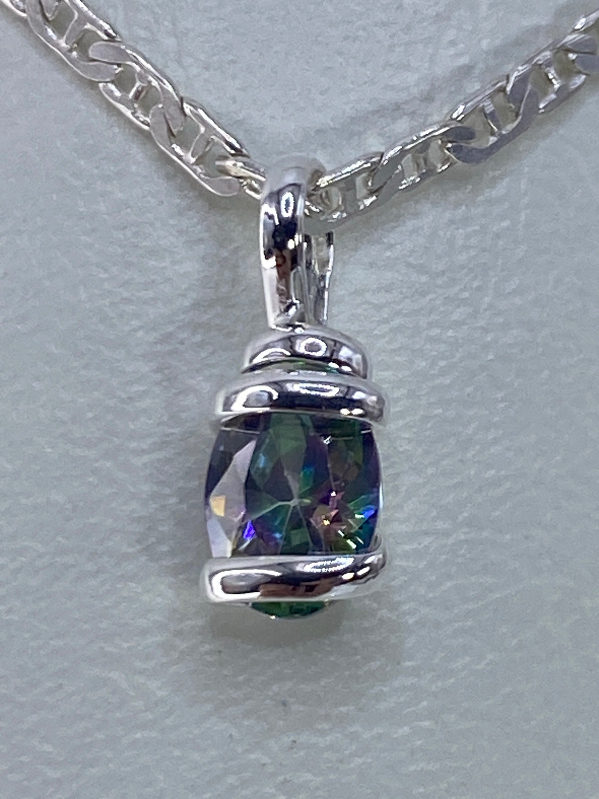 Dije de plata con circonia multicolor sobre cadena de plata