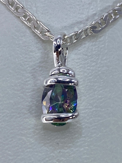 Dije de plata con circonia multicolor sobre cadena de plata