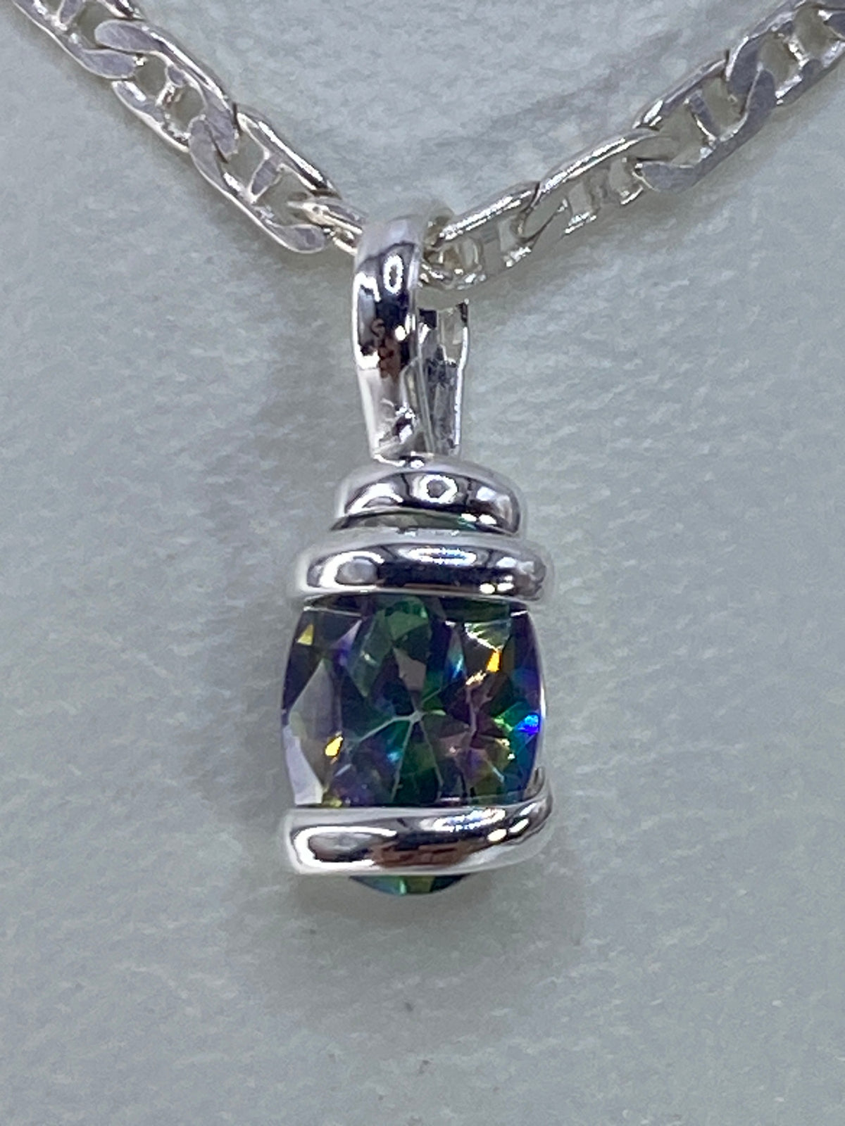 Dije de 1.4 cm de largo junto a regla de escala