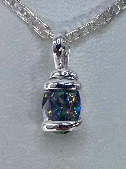 Dije de 1.4 cm de largo junto a regla de escala