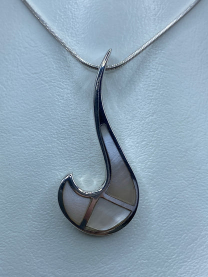 Dije de plata en forma de gota con madre perla blanca engastada, colgando de cadena de plata