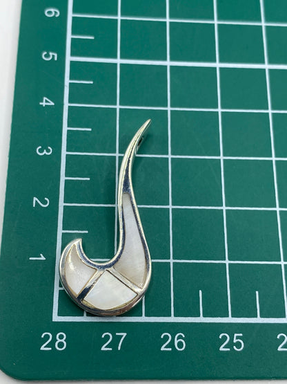 Dije sobre escala centimétrica: largo 3.5 cm, ancho 1.6 cm, mostrando tamaño real