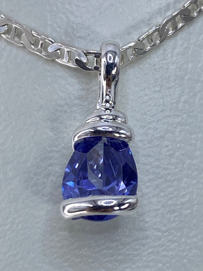 Detalle del dije mostrando la circonia azul facetada