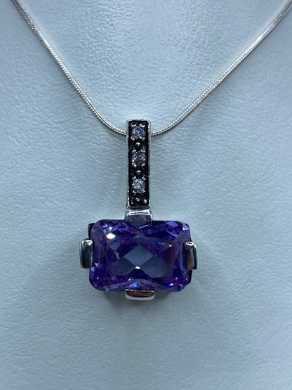 Dije de plata 925 con micro-circonia blanca y circonia morada en cadena delgada de plata