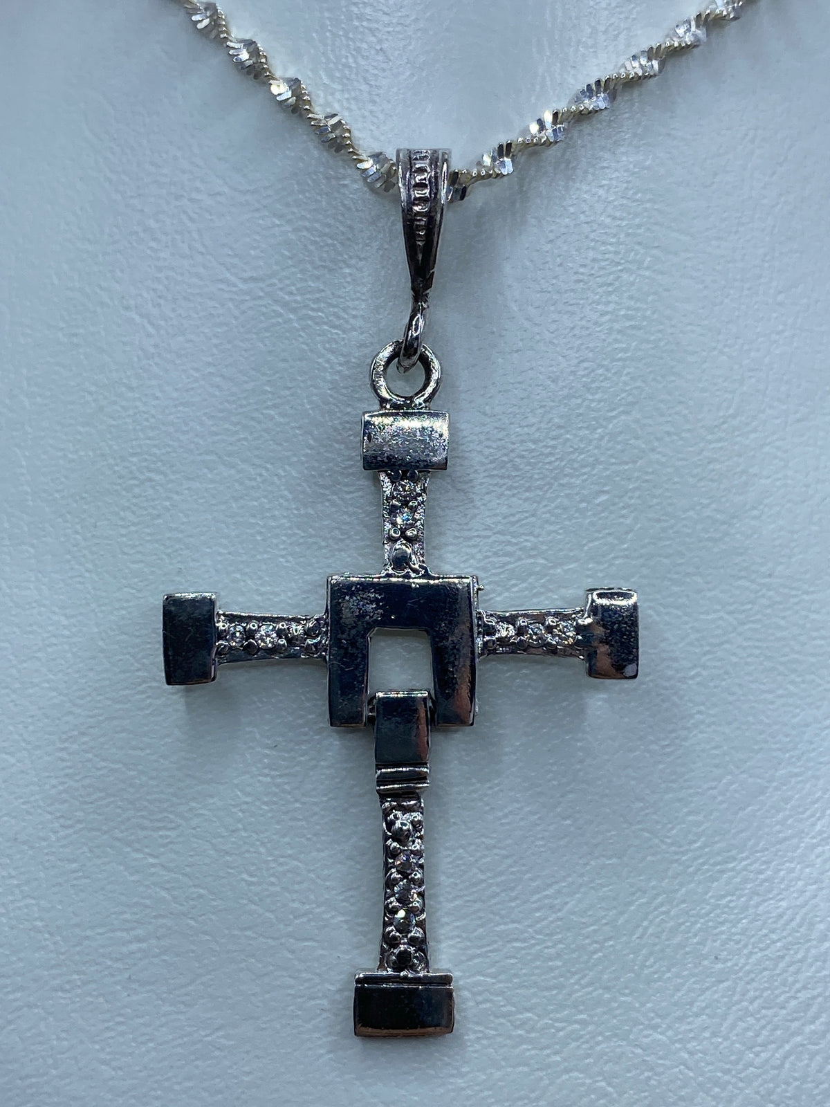 Cruz de plata 925 con circonia blanca de Taxco, colgando de cadena