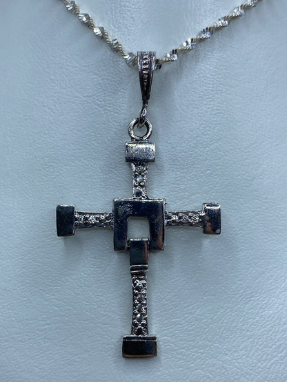 Cruz de plata 925 con circonia blanca de Taxco, colgando de cadena