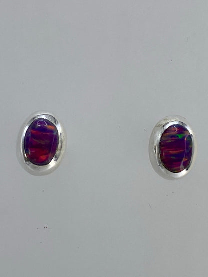 Par de aretes de plata 925 con ópalo de fuego rosa engastado, vista frontal