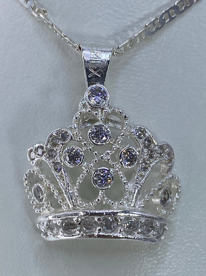 Dije corona de plata 925 con circonia cristalina engastada, colgando de cadena plateada
