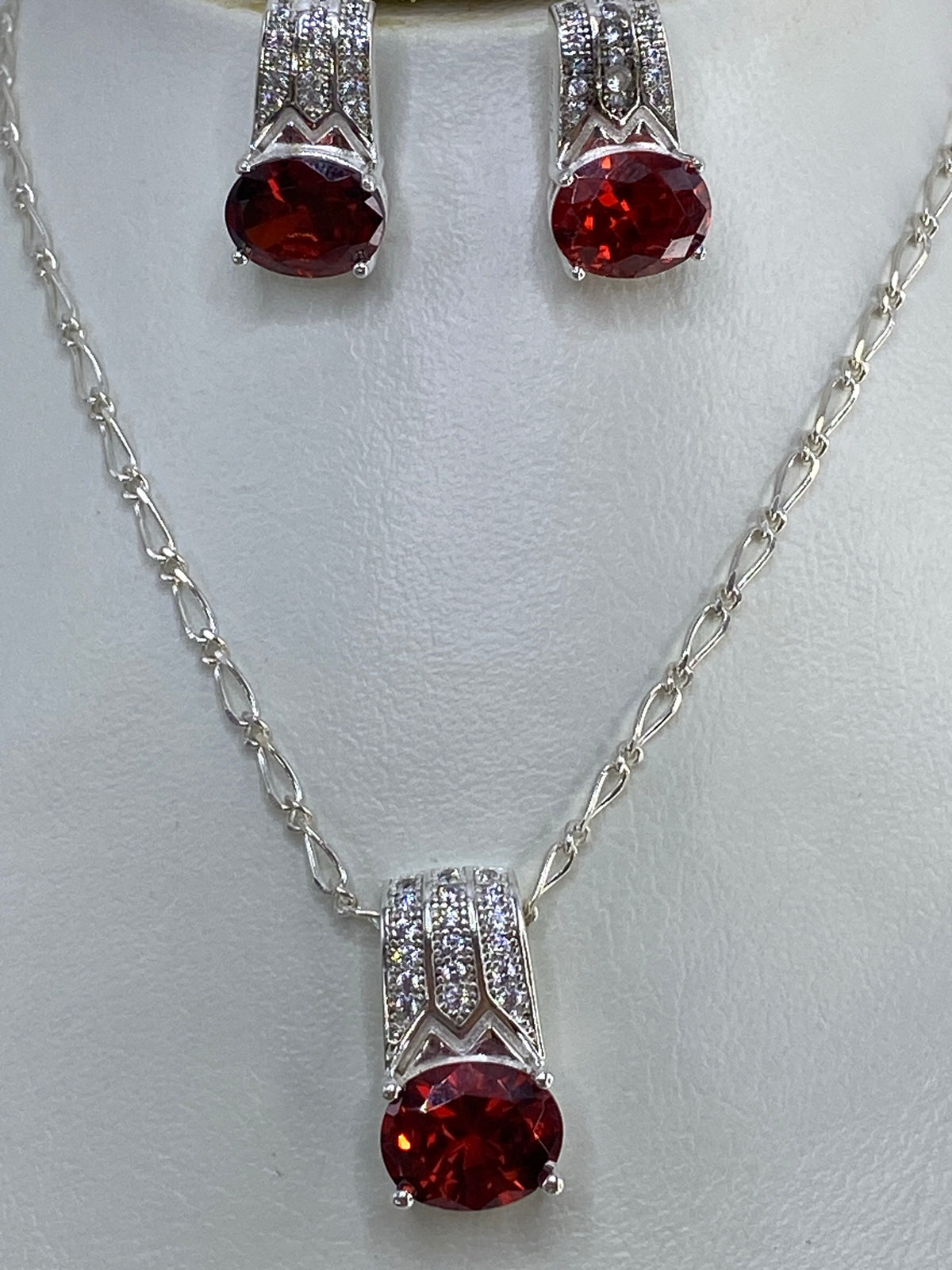 Par de aretes de plata 925 con circonia roja y micro-circonia cristalina en diseño art-déco
