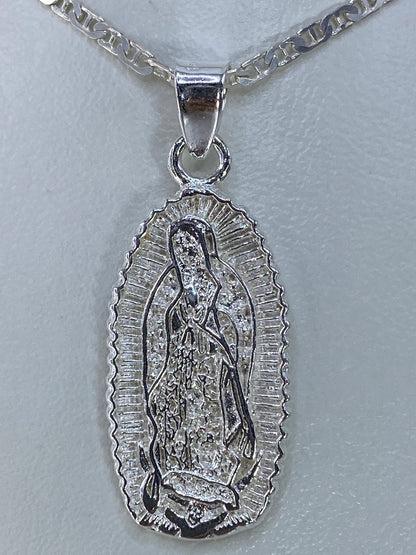 Dije de plata 925 con imagen de la Virgen de Guadalupe repujada a mano, colgado de una cadena plateada