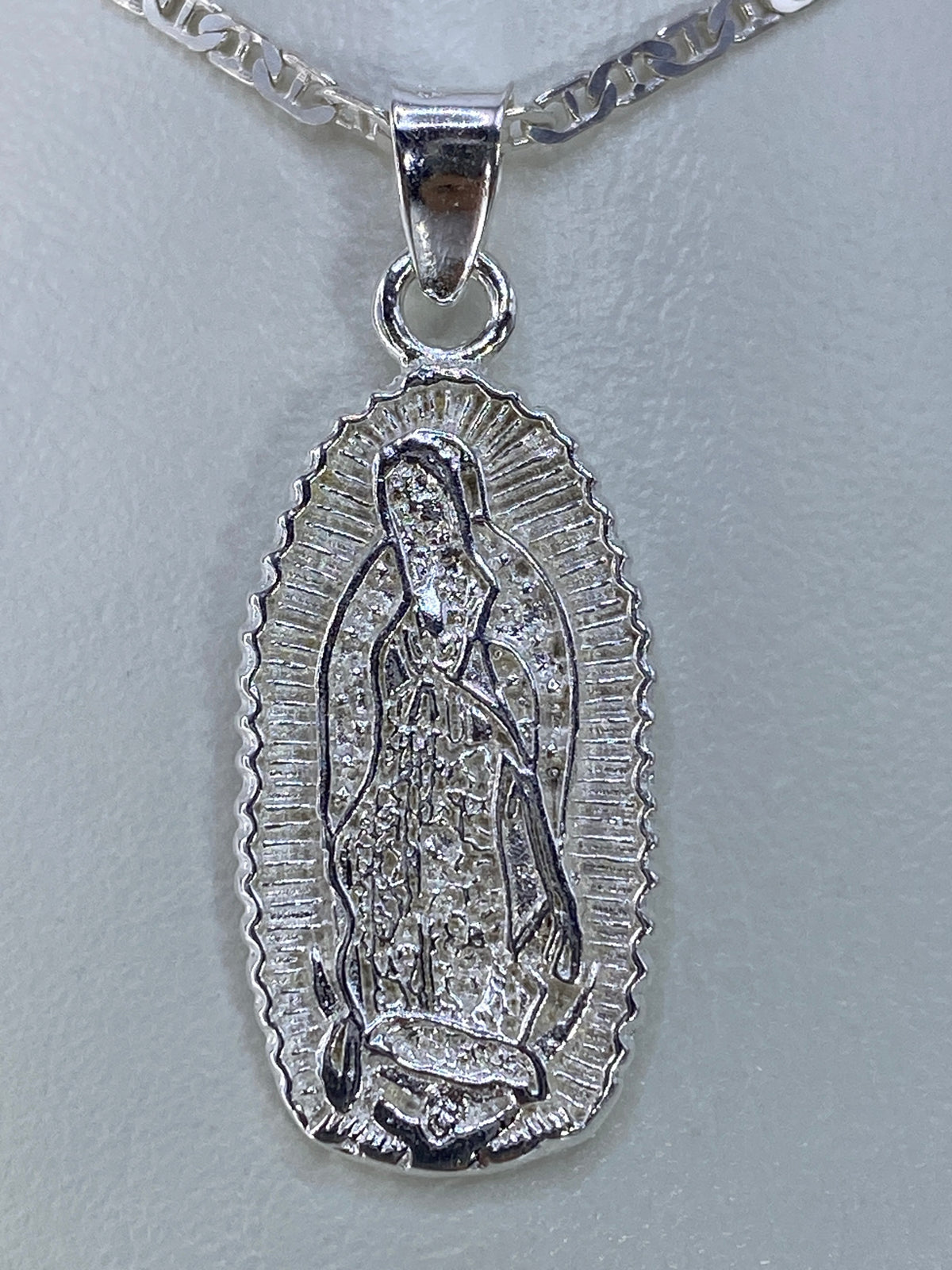 Detalle del repujado en la Virgen de Guadalupe mostrando la profundidad y textura del trabajo artesanal