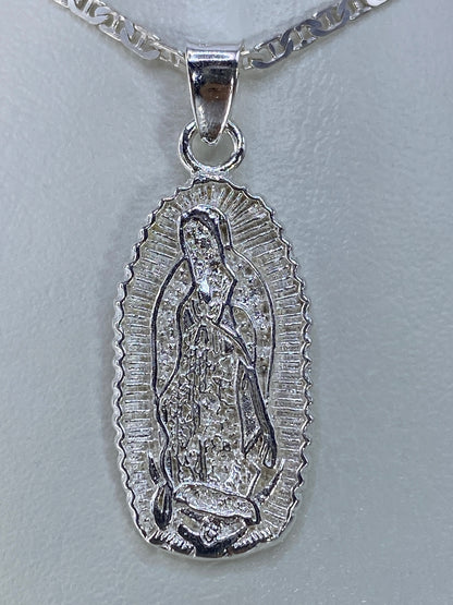 Detalle del repujado en la Virgen de Guadalupe mostrando la profundidad y textura del trabajo artesanal