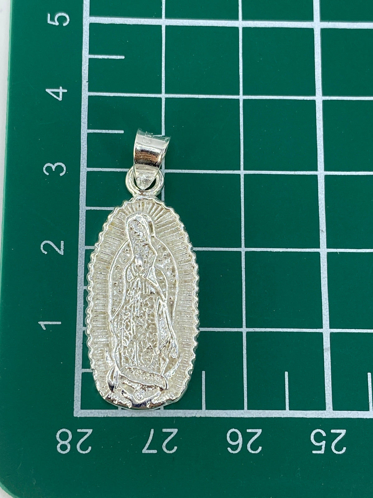 Reverso del dije con marca del Quinto 925 y acabado pulido brillante