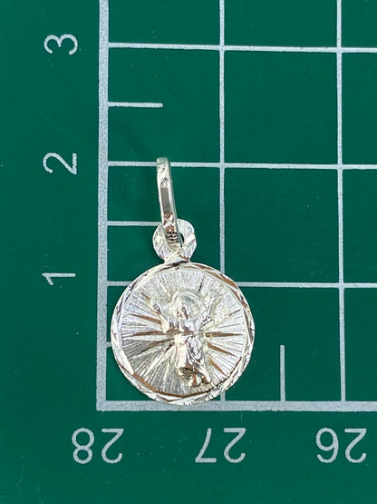 Dije cruz de plata 925 con Quinto grabado, sobre fondo gris neutral