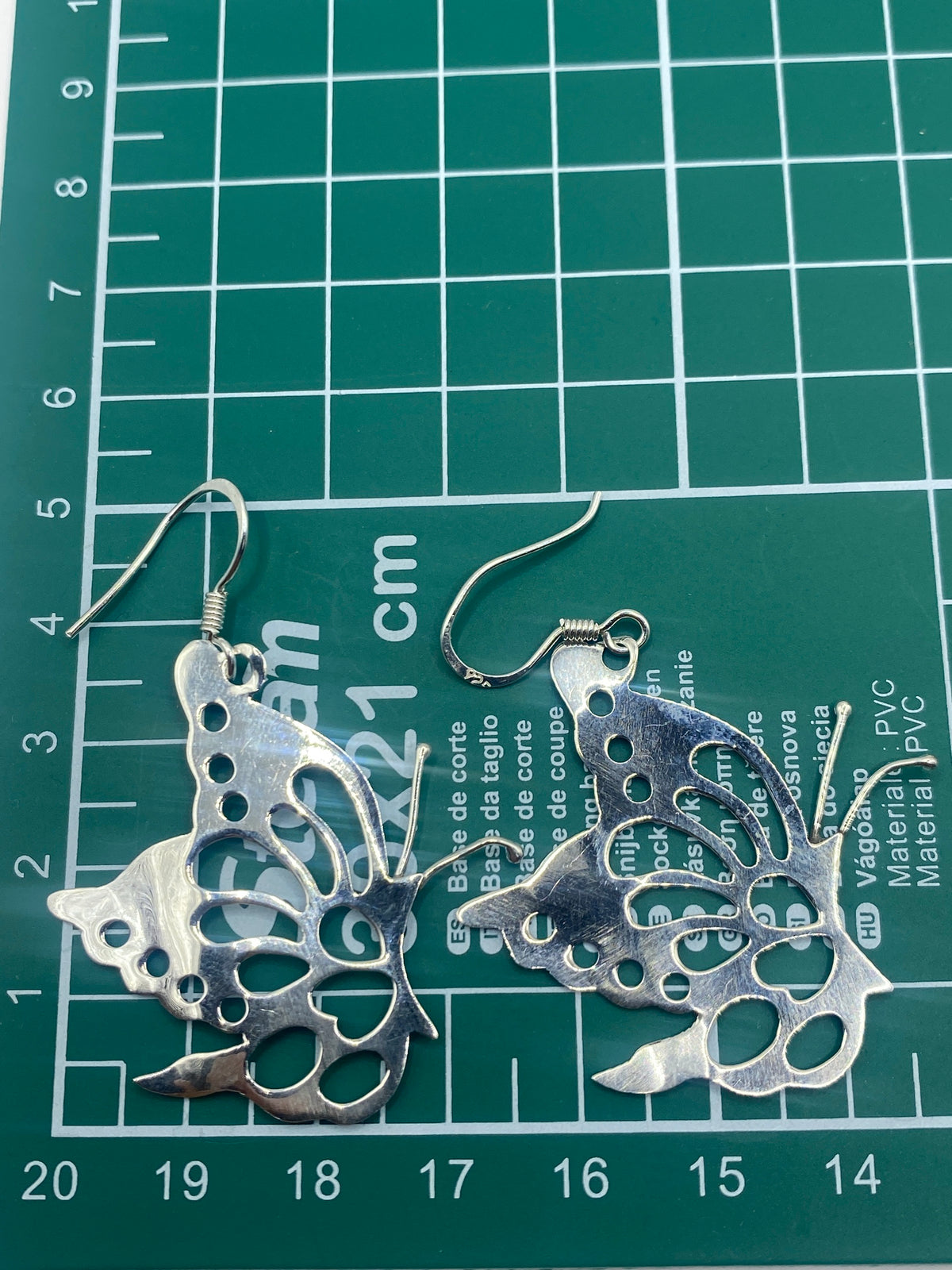 Aretes colgantes en plata pura 925, con ganchos de plata y el motivo mariposa en relieve