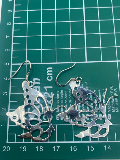 Aretes colgantes en plata pura 925, con ganchos de plata y el motivo mariposa en relieve
