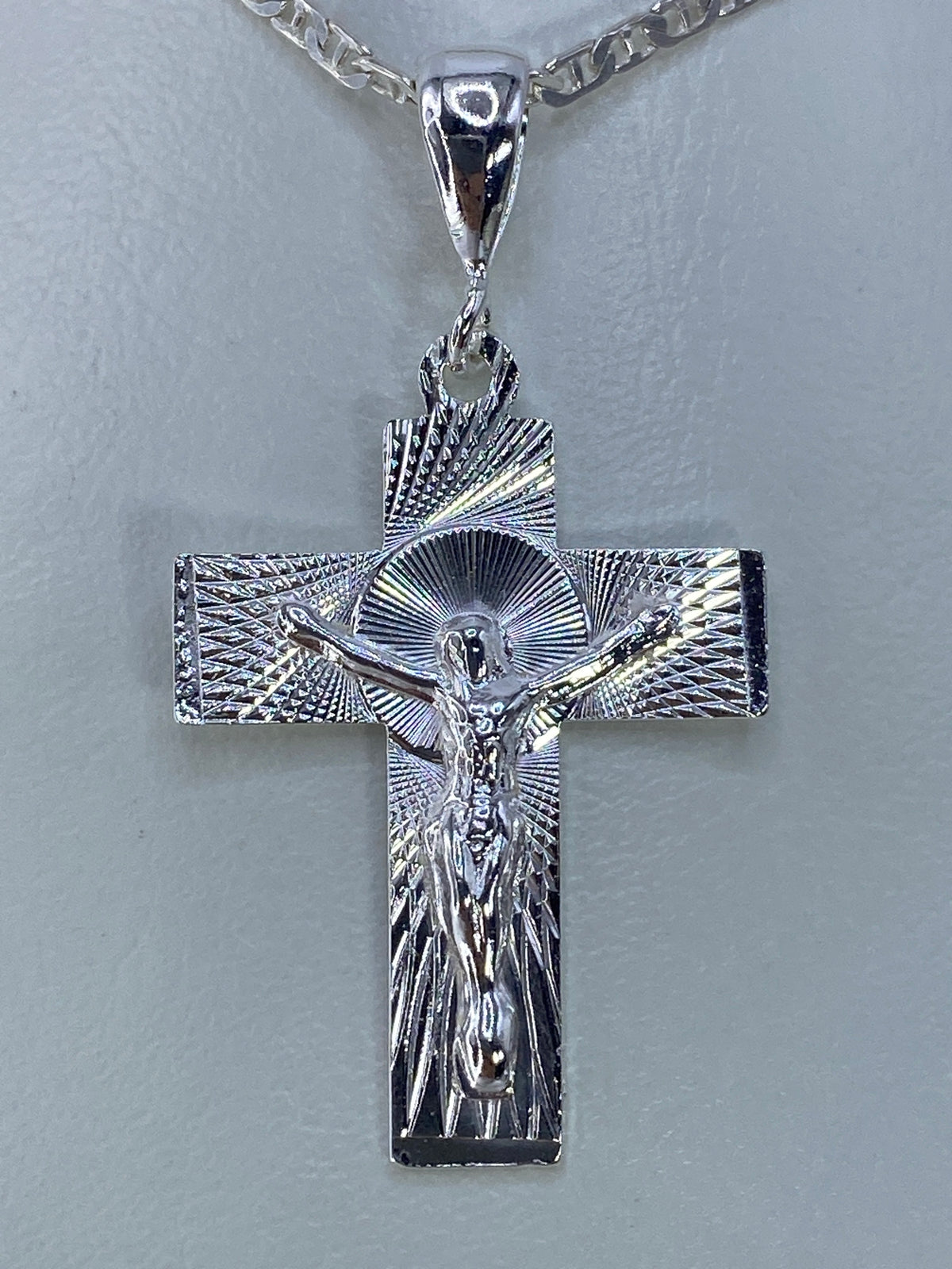Dije cruz de plata 925 con Cristo crucificado repujado a mano, halo radial