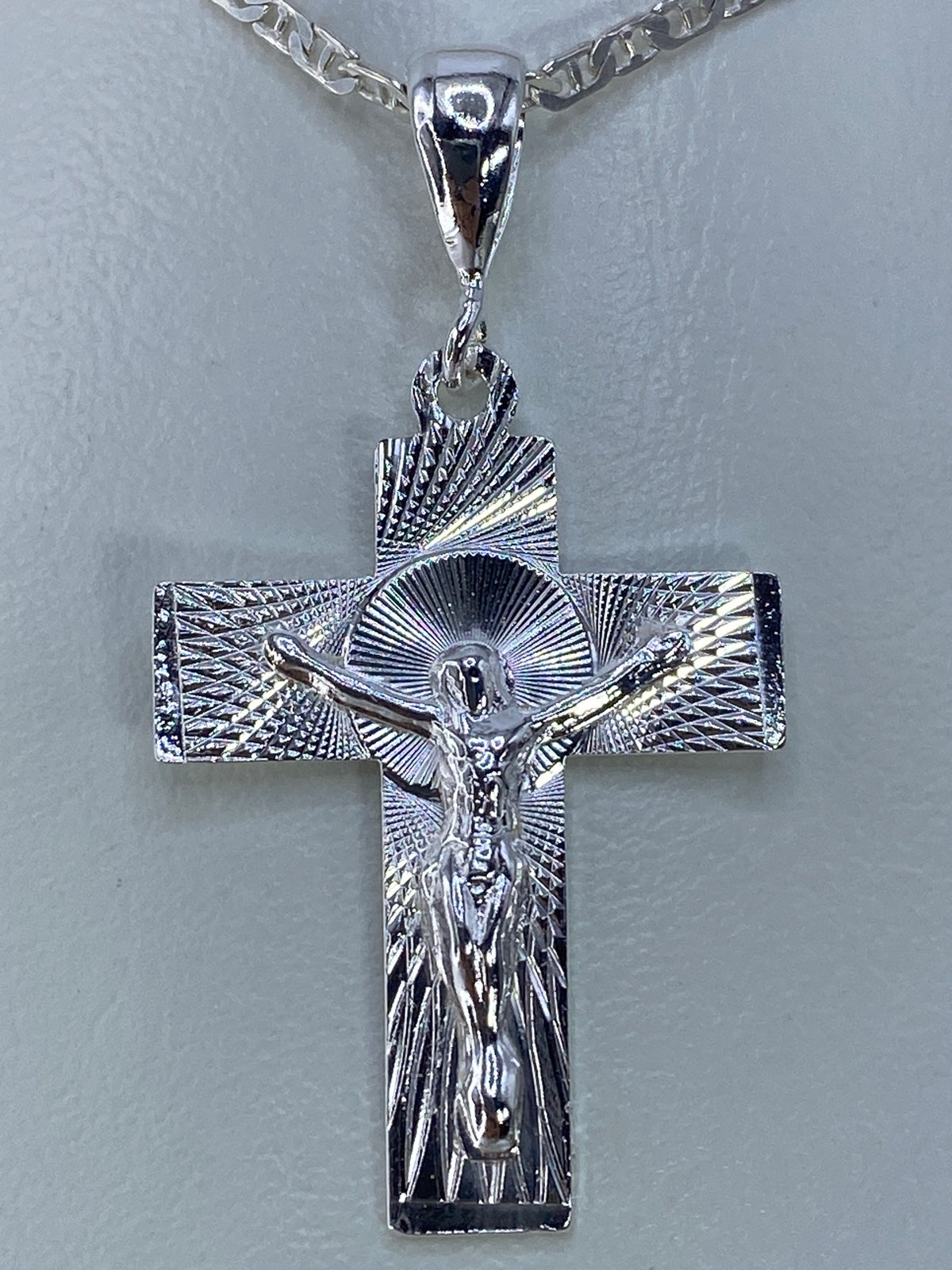 Dije de cruz religioso de 4.3 cm medido con regla métrica