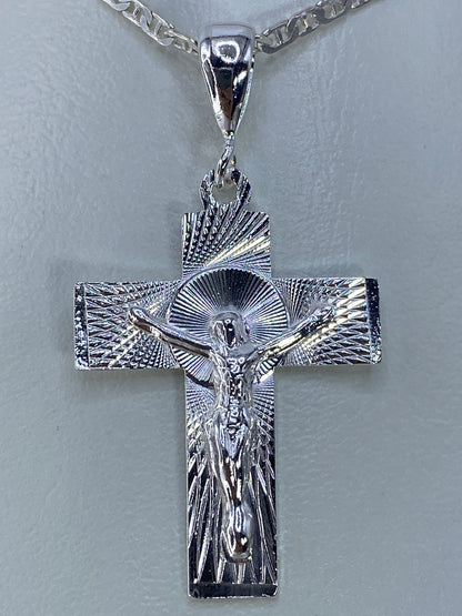 Dije de cruz religioso de 4.3 cm medido con regla métrica