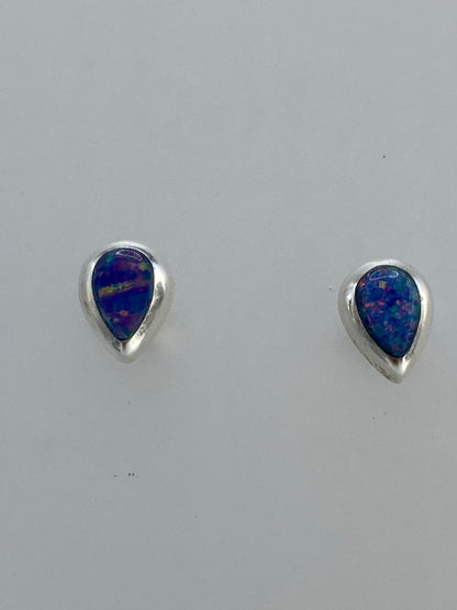 Par de aretes de plata con ópalo de fuego azul engastados a mano