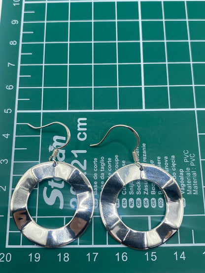 Aretes de repujado taxqueño con acabado pulido y Quinto 925 visible