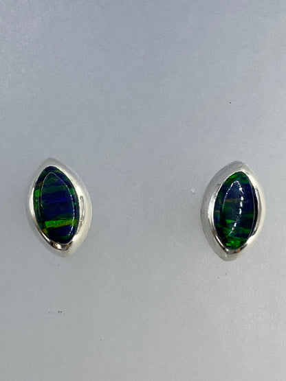 Par de aretes de plata con ópalo de fuego verde engastado