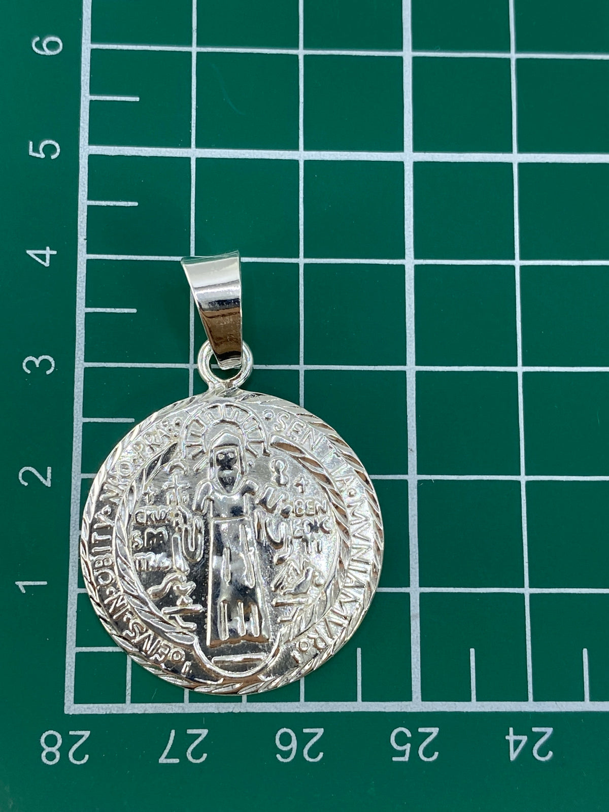 Dije San Benito de 4 cm en plata 925 con acabado brillante sobre medidor