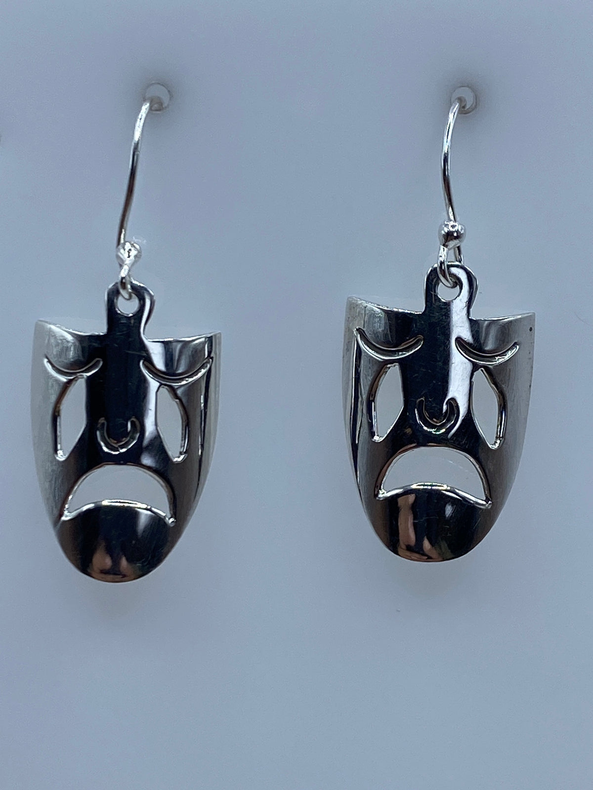 Par de aretes de plata con caritas teatrales oxidadas, expresión dual, en gancho