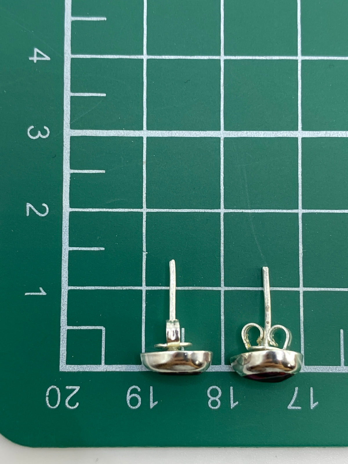 Detalle del engaste a mano y la forma de lágrima del ópalo de fuego
