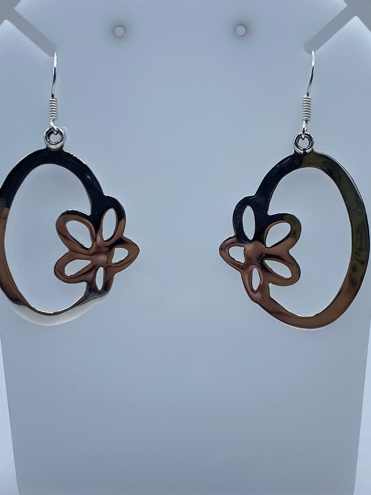 Aretes de plata calado sobre fondo blanco con marca del Quinto 925 visible